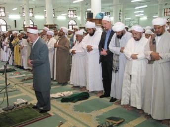  Dr. M. Said Ramadhan Al-Buthi, mengimami sholat berjamaah bersama para habaib