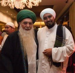 Maulana Syekh Muhammad Hisyam Kabbani bersama Habib Syech Assegaf